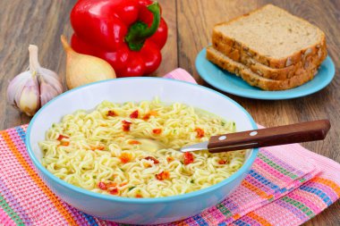 Lezzetli tavuk çorbası ile Çin eriştesi