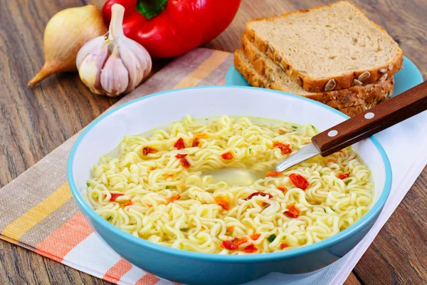 Sabrosa sopa de pollo con fideos chinos — Foto de Stock