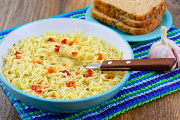 Sabrosa sopa de pollo con fideos chinos — Foto de Stock