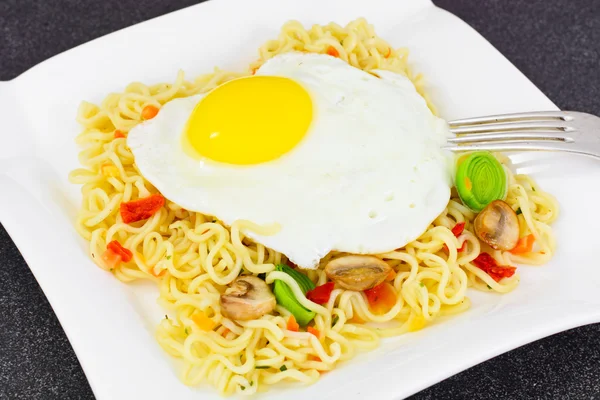 Chinese Noodles with Egg — Stock Photo, Image