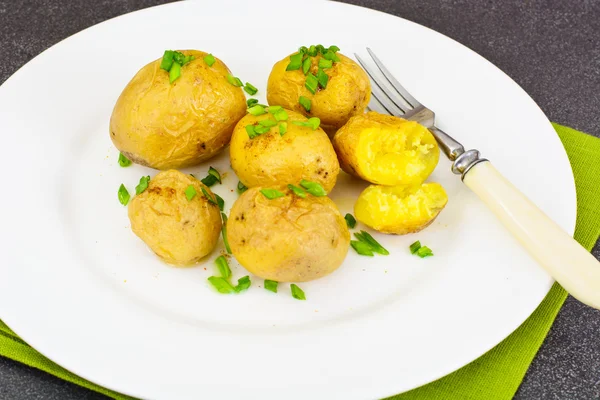 用黄油和绿色洋葱土豆 — 图库照片