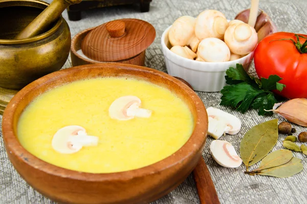 Sopa de creme de purê de abobrinha com cogumelos — Fotografia de Stock