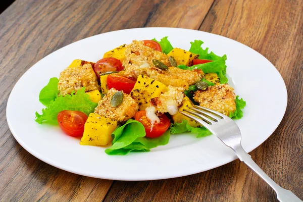 Ensalada de calabaza, Suluguni frito en sésamo, cereza —  Fotos de Stock