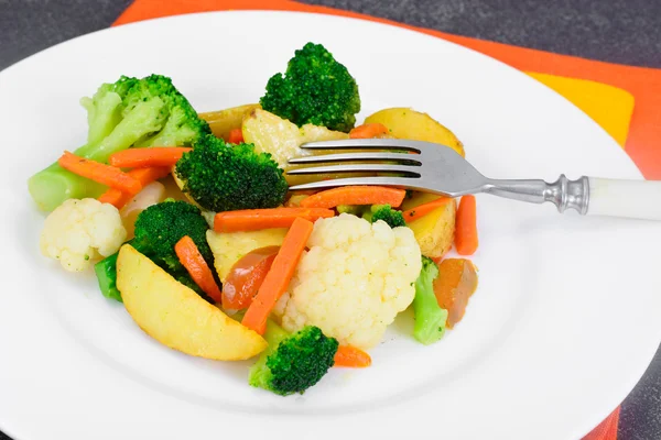 清蒸的蔬菜土豆、 胡萝卜、 菜花、 西兰花 — 图库照片