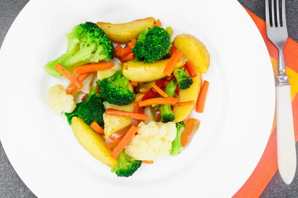 Ångade grönsaker potatis, morötter, blomkål, Broccoli — Stockfoto