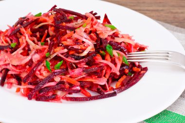 Baharat ile lahana, havuç ve pancar salatası