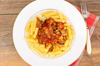 Tortellini domates salçası ile balık, baharat ve soya Sau sardalyaları