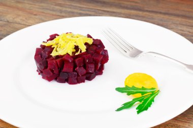 Kızarmış yumurta sarısı ile pancar çiğ