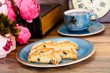 Kantuchchi badem ve kuru üzüm, bisküvi ile