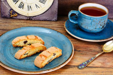 Kantuchchi badem ve kuru üzüm, bisküvi ile