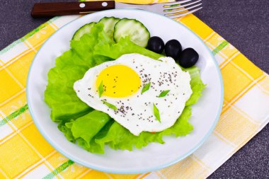 Omlet Chia tohum, marul ve salatalık ile