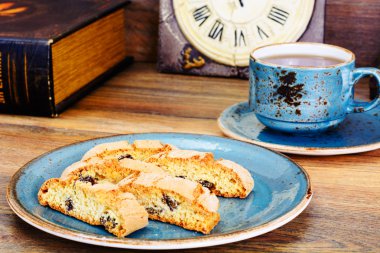 Kantuchchi badem ve kuru üzüm, bisküvi ile