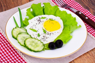 Omlet Chia tohum, marul ve salatalık ile