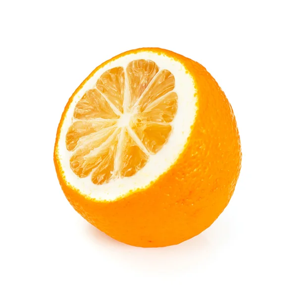 Portakallar beyaz arkaplanda izole edilmiş — Stok fotoğraf