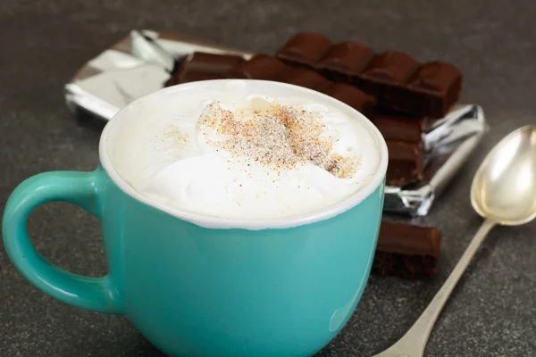 Kopje koffie met chocolade op donkere achtergrond in Retro Vintag — Stockfoto