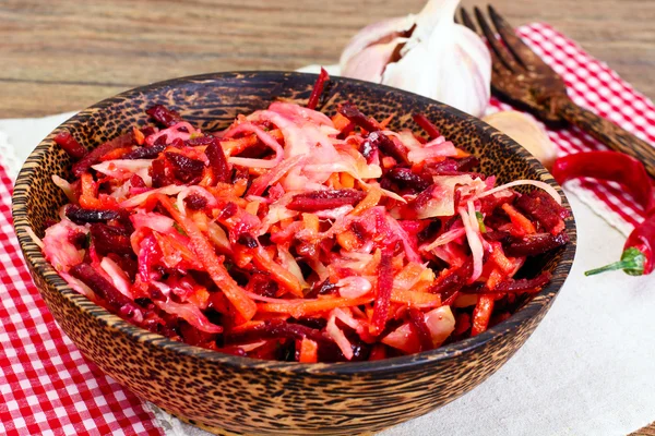 Baharat ile lahana, havuç ve pancar salatası