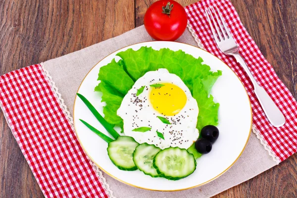 Ovos mexidos com sementes de chia, alface e pepino — Fotografia de Stock