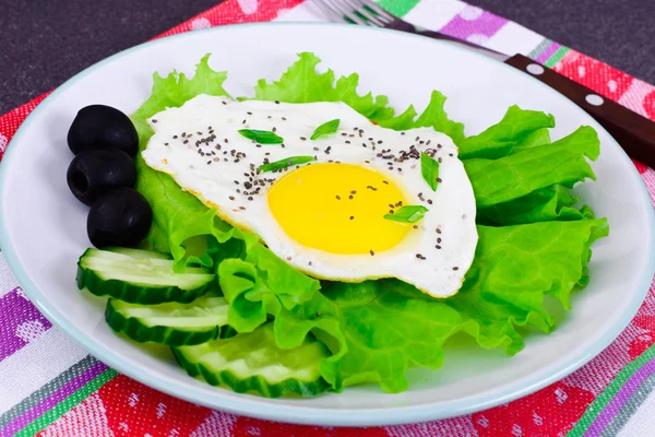 Ovos mexidos com sementes de chia, alface e pepino — Fotografia de Stock