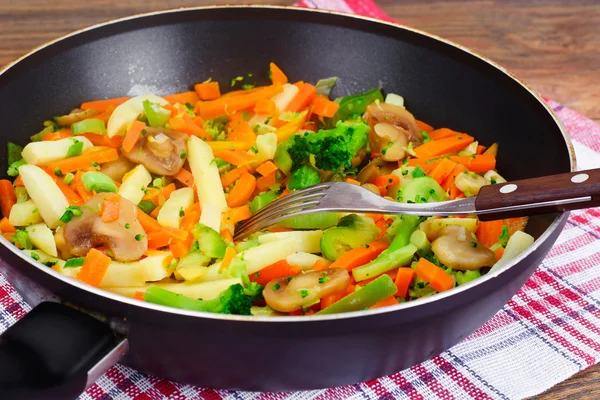 Gestoomde groenten Aardappelen, Wortelen, Uien en Paddenstoelen — Stockfoto