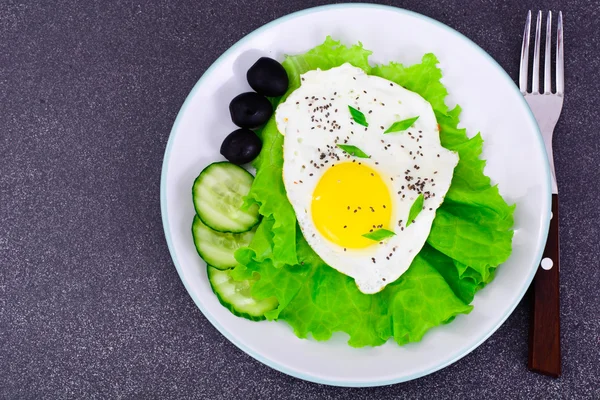 Omlet Chia tohum, marul ve salatalık ile