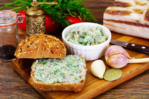 Сало, свинина с чесноком, укроп и многозерновой хлеб — стоковое фото