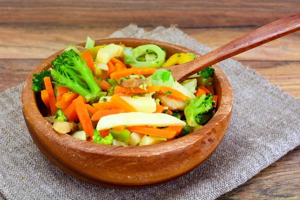 Ångkokt potatis, morötter, lök och svamp — Stockfoto