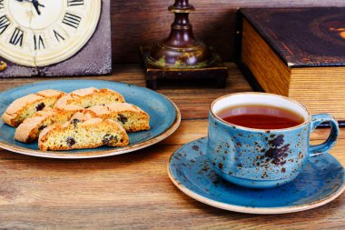 Kantuchchi badem ve kuru üzüm, bisküvi ile