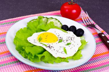 Omlet Chia tohum, marul ve salatalık ile