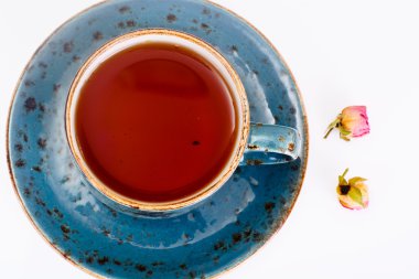 Koyu arka plan üzerinde çay