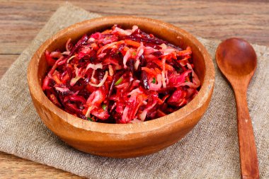 Baharat ile lahana, havuç ve pancar salatası