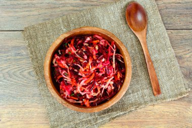 Baharat ile lahana, havuç ve pancar salatası