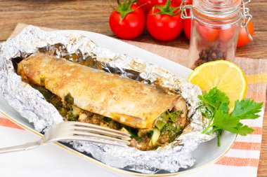 Kereviz ve maydanoz bir sos Hindistan cevizi M ile doldurulmuş uskumru