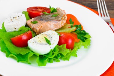 Somon, marul, domates ve yumurta ile tatlı biber