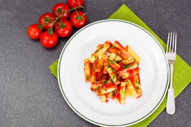 Domates sosu ketçap ve safran ile makarna