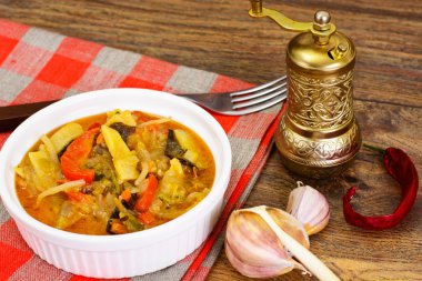 Fasulye filizi ile biber, mantar Mun, soğan, bambu Sh