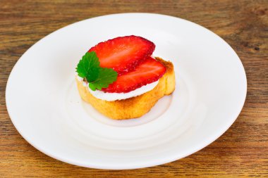 Bruschetta keçi peyniri ve çilek, nane ile