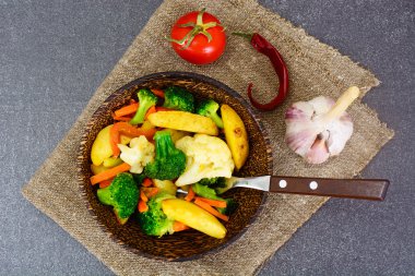 Buğulanmış sebze patates, havuç, karnabahar, brokoli