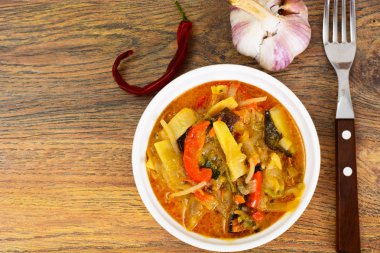 Fasulye filizi ile biber, mantar Mun, soğan, bambu Sh