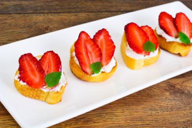 Bruschetta keçi peyniri ve çilek, nane ile