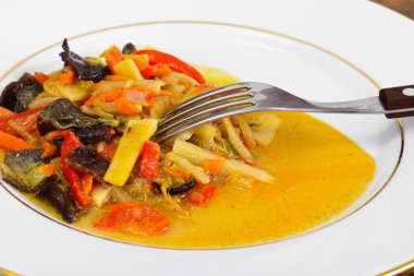 Fasulye filizi ile biber, mantar Mun, soğan, bambu Sh