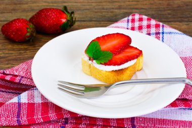 Bruschetta keçi peyniri ve çilek, nane ile