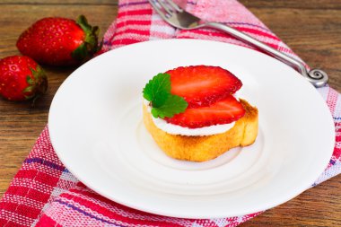 Bruschetta keçi peyniri ve çilek, nane ile