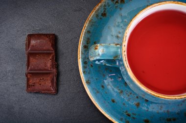 Koyu arka plan üzerinde çay