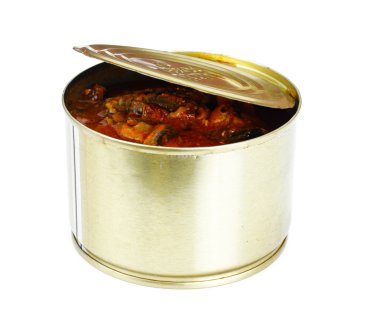 Domates soslu beyaz arka plan üzerinde izole konserve balık çaça