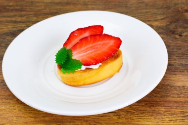 Bruschetta keçi peyniri ve çilek, nane ile