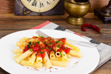 Domates sosu ketçap ve safran ile makarna