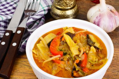 Fasulye filizi ile biber, mantar Mun, soğan, bambu Sh