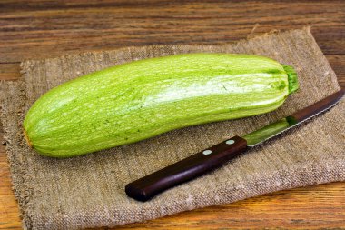 Beyaz arkaplanda taze yeşil kabak