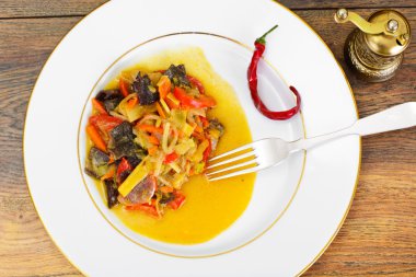 Fasulye filizi ile biber, mantar Mun, soğan, bambu Sh