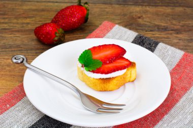 Bruschetta keçi peyniri ve çilek, nane ile